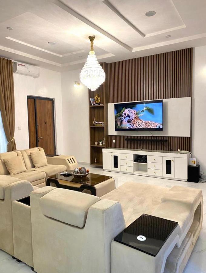 Urban Retreat Luxury Shortlet Apartment Lekki Ajah Lagos With Pool And Gym Exterior foto